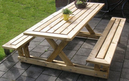 Tavolo da giardino in legno con panche