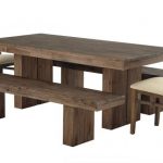 Il tipo più popolare di materiale utilizzato per realizzare un tavolo per le vacanze è il legno.