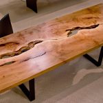 houten tafel van gesneden