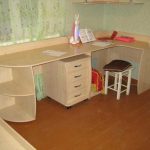 Skrivbord för två barn i olika åldrar