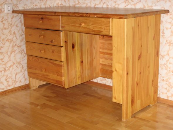 Skrivbord tillverkat av möblerbräda med egna händer