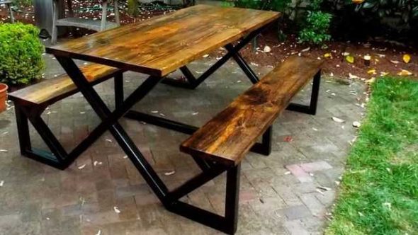 Stůl s lavicemi pro dávání