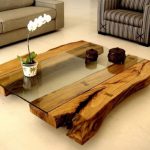 houten tafel met glas