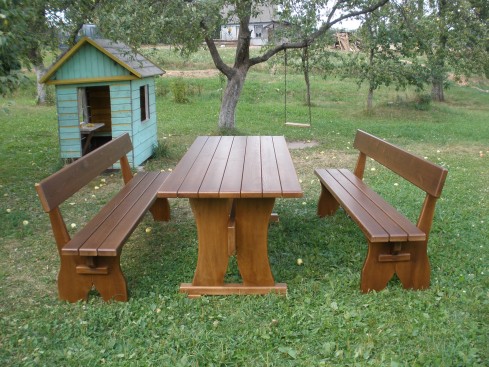 Stoly a lavice pro dávkování