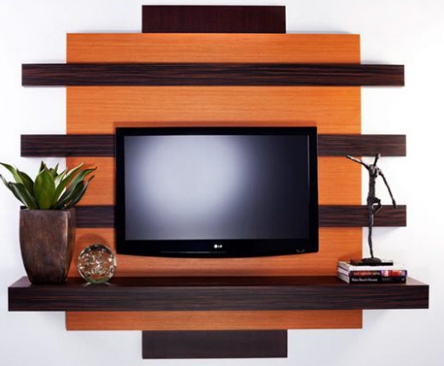 Le mur du téléviseur est décoré en utilisant la tablette de la forme originale dans une tonalité légèrement plus sombre
