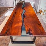שולחן עץ עשוי חותכי עץ