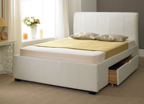 kétszemélyes ágy fiókokkal a belső térben