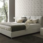 krásná bílá postel