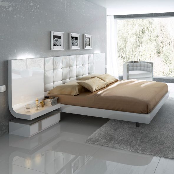 vit säng med ljus