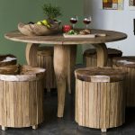 kerek fából készült asztal