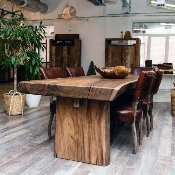 fából készült loft asztal