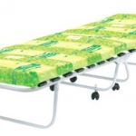 ortopedinen taitettava sänky, jossa on patja pyörillä