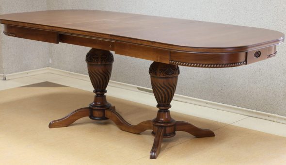 ovális fából készült asztal