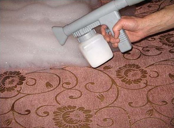 membersihkan perabot di rumah dari bau