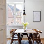 Skandinávský dřevěný stůl