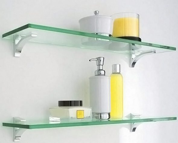 étagères en verre dans la photo de la salle de bain