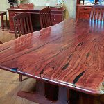 meja kayu besar