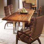 tavolo di legno nel soggiorno