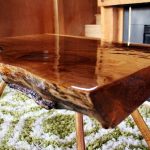 lakovaný dřevěný stůl