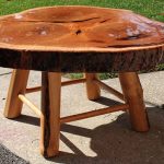 שולחן עץ עם 4 רגליים