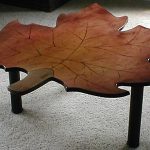 dřevěný stůl v podobě listu