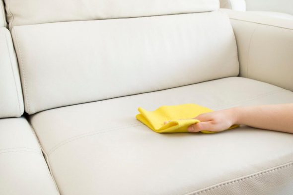 bőrbútor-világos kanapé gondozása