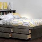 Dřevěná vysoká postel s úložnými zásuvkami