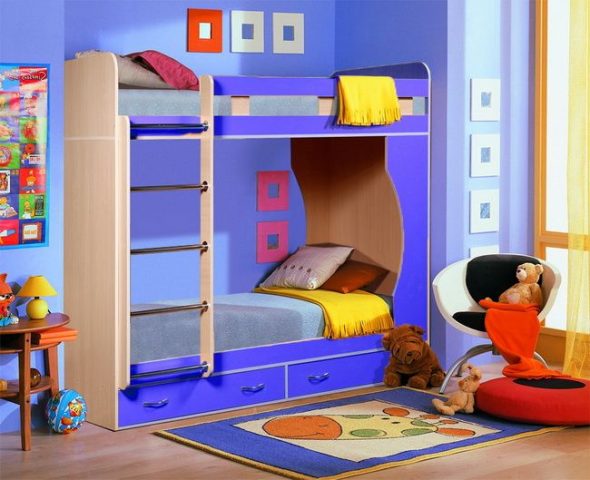 מיטת קומתיים של ילדים בהירים