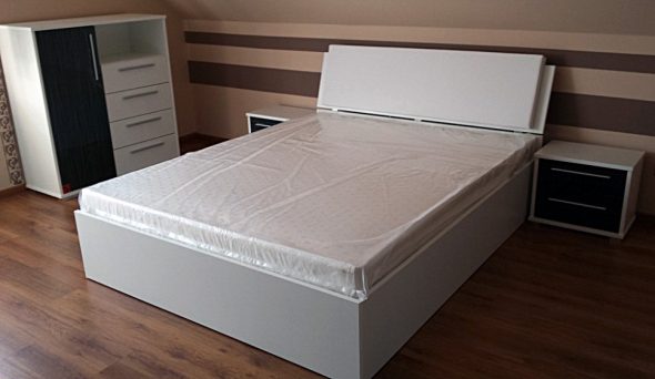 White spånskiva säng
