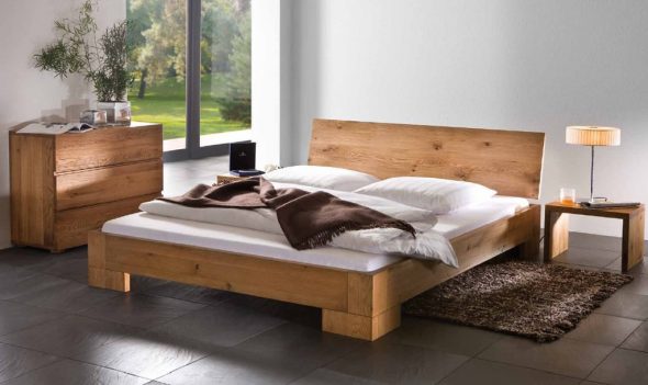 Katil diperbuat daripada kayu oak padat