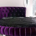 Pyöreä violetti sänky