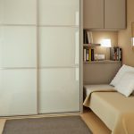 Kleine kamer in minimalistische stijl