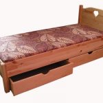 Egyszemélyes ágy fiókokkal az óvodában