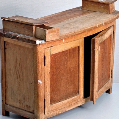 A régi bútorok helyreállítása saját kezű ajánlásaival