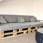 Zelfgemaakte sofa's van pallets in het interieur
