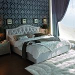 Bílá postel s měkkým hřbetem pro náročnou ložnici
