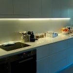 Dapur putih dengan pencahayaan LED
