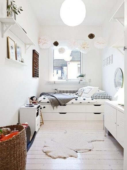 Perabot bilik tidur gadis remaja putih