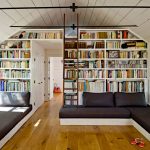 Stor bokhylla i rummet för mottagning och vila