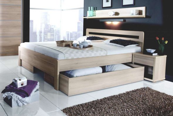 dřevěná postel s odkládacími boxy