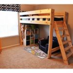 Dřevěná podkrovní postel