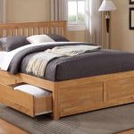 Dřevěná dubová postel se zásuvkami