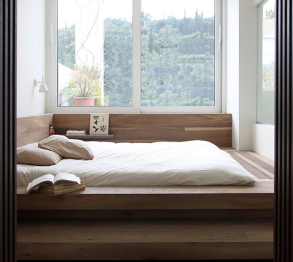 Dřevěná postel-pódium u okna