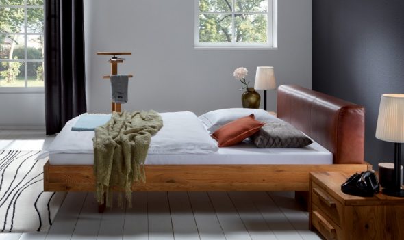 Katil kayu dengan kepala katil lembut