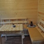 Fából készült bútorok puha ülésekkel egy vidéki házban