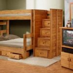 Dřevěný nábytek v dětském pokoji