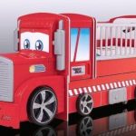 Kinderbedarena in de vorm van een vrachtwagen