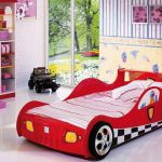 Katil bayi untuk budak lelaki dalam bentuk kereta merah