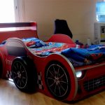 Kinderbed-auto met lichte en volumetrische wielen