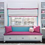 Dívčí pokoj s postelí pod oknem